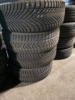 Zimní Pirelli 235/50R19