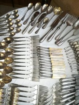 VELKÁ STAROŽITNÁ SOUPRAVA PŘÍBORŮ