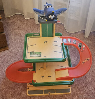 Woody dřevěná patrová garáž s výtahem