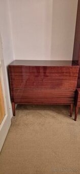 Obývací stěna mahagon a světlé dřevo