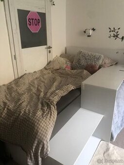 Postel se stolkm