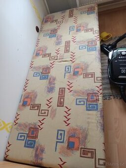 Dřevěná postel čalouněná s úložným prostorem