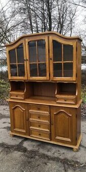 Masivní rustikální příborník