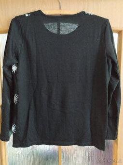 BAVLNĚNÉ ČERNÉ TRIKO S DLOUHÝM RUKÁVEM VEL.140/146