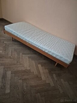 Postel s matrací