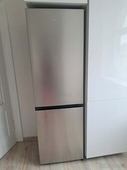 Lednice s mrazákem HISENSE RB390N4AC2