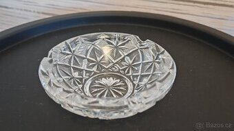 Popelník z českého broušeného křišťálu.