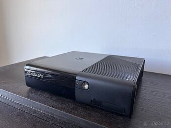 Xbox 360 + Kinect + 2 ovladače + 5 her
