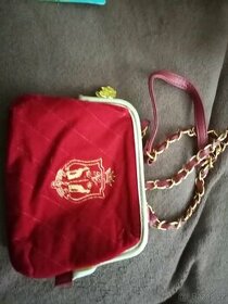 Malá červená kabelka