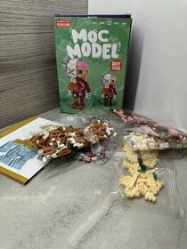 moc model KAWS LEGO panáček