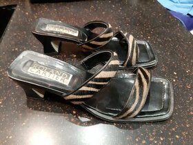 Černé kožené sandále na nízkém podpatku vel. 38,5 - 1