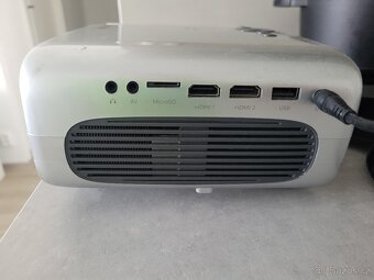 Projektor Philips a platno