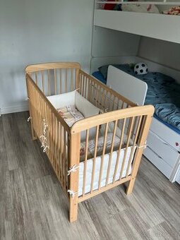 Dětská postýlka z masivu v dobrém stavu vč. příslušenství