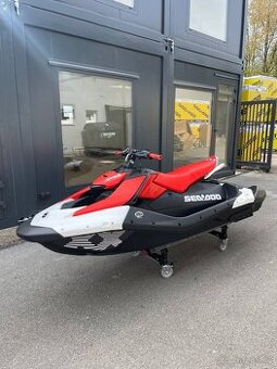 Sea Doo Spark Trixx 90HP model 2025 - červeno/bílá