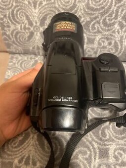 Prodám digitální fotoaparát a přídavný blesk