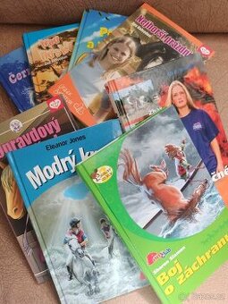 Prodám více knih ze série Pony Club