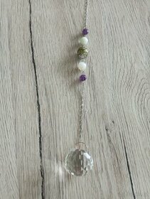 Závěs do okna z minerály