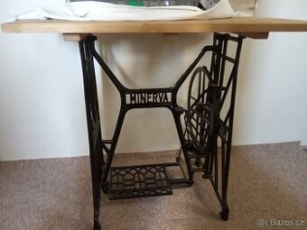 krásný zrenovovaný stolek ze šicího stroje