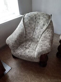 Křeslo z holandské sedací soupravy s konferenčním stolkem