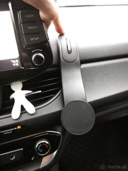Magnetický držák do auta.
