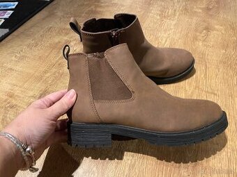 Kotníčkové boty asi 5 x nošené 37