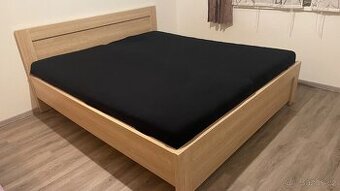 Manželská postel s rošty a matracemi