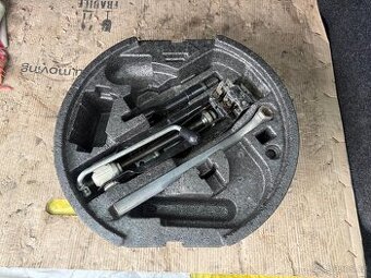 Škoda Octavia 2 box s nářadím hever.