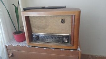 Staré elektronkové rádio Tesla