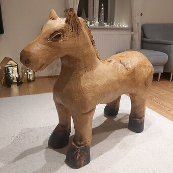 Dřevěná socha koně