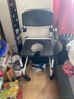 Toaletní a sprchové křeslo s kolečky