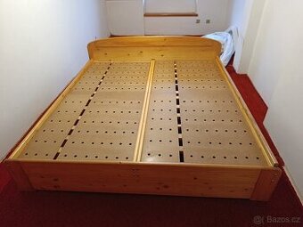 Masivní postel