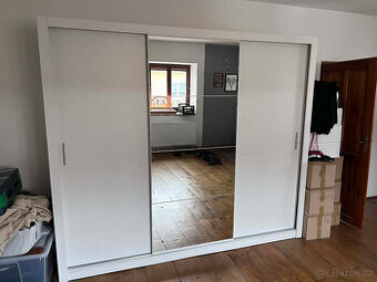 Bílá šatní skříň se zrcadlem - 1