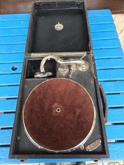 Starý kufříkový mechanický gramofon na kliku,