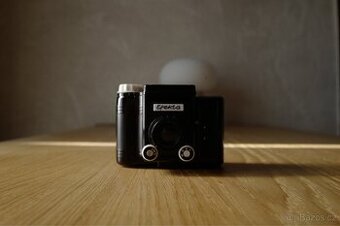 DRUOPTA EFEKTA Černý bakelitový fotoaparát