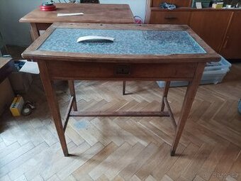 starožitný psací stolek