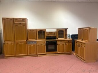 Kuchyňská linka včetně spotřebičů masiv