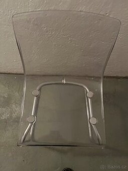 Průhledné křesílko