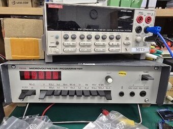 Multimetr Keithley, odporové dekády, přístroje, magnetofon
