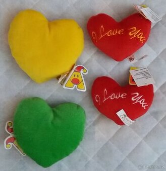 Prodám Valentinské polštářky ve tvaru srdíček - 4 nové kusy