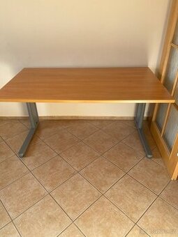 STŮL NA KOVOVÉM RÁMU