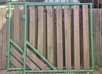 dvoukřídlá brána s brankou