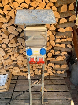 Stavební rozvaděč 2ks 3x380V, 2 ks 230V se stojanem