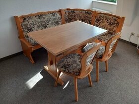Rohová dřevěná lavice, rozkládací stůl a 3 židle
