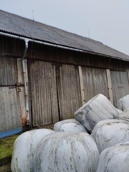 Staré trámy a rozebrání starých domů a stodol