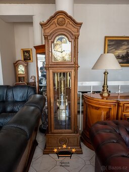 Luxusní stojací hodiny s gavírováním
