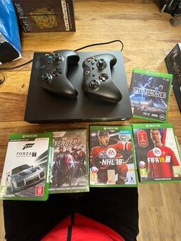Xbox One X + 5 her + 2 originální ovladače