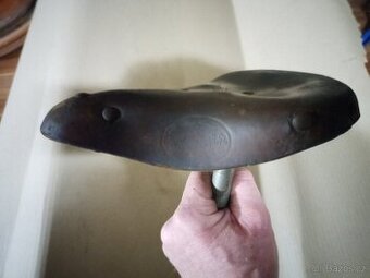 staré kožené sedlo pionýr