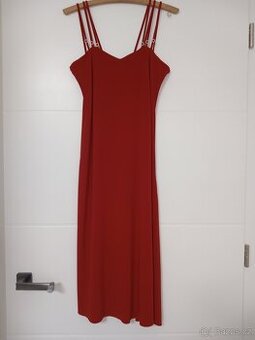 Červené společenské šaty