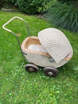 Starožitný proutěný kočárek