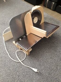 ELEKTRICKÝ  KRAJEČ  ZN.  ZELMER,  KOVOVÝ  220 V.